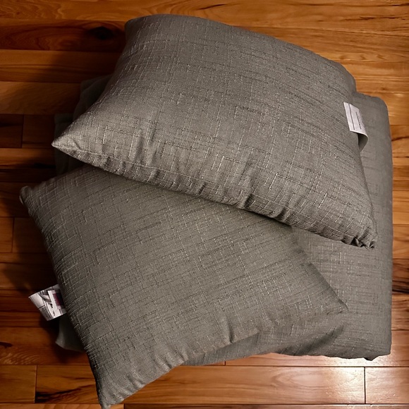 Airstream Queen Quilt/Pillows Set Original 2023 International FBQ  New!! - Picture 3 of 4